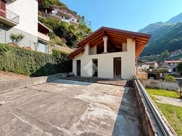 Casa quadrilocale in vendita in Via Roma, Erve