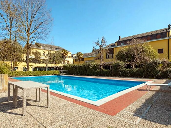 Appartamento quadrilocale in vendita in Via Ugo Foscolo, Lesmo