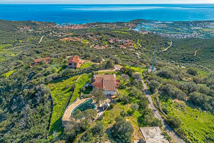 Casa con 9 locali in vendita in Budoni