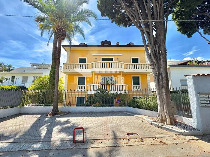 Appartamento trilocale in vendita in Via Marinella, Sanremo