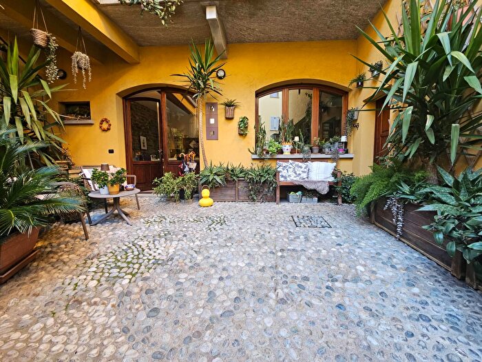 Casa con 6 locali in vendita in Via Roma, Oleggio