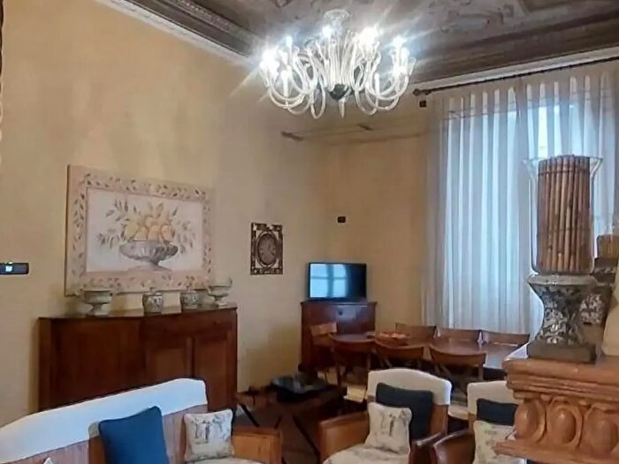 Appartamento con 9 locali in vendita in Carrara