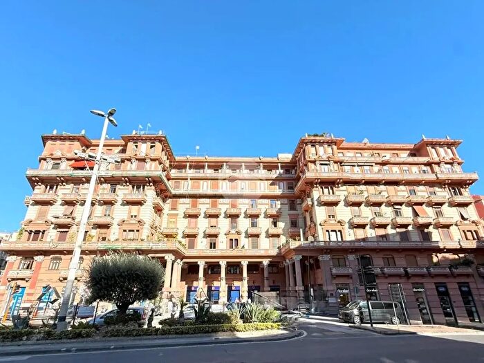 Appartamento con 11 locali in vendita in Piazza Piedigrotta, Napoli
