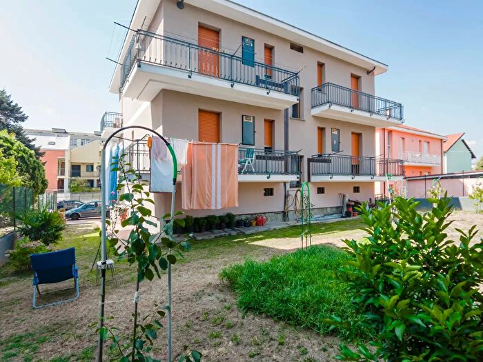 Appartamento con 10 locali in vendita in Via Alpi Carniche, Rivoli