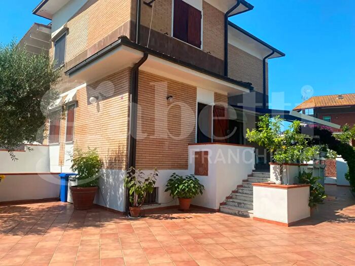 Casa con 6 locali in vendita in Via San Felice Circeo SNC, Terracina