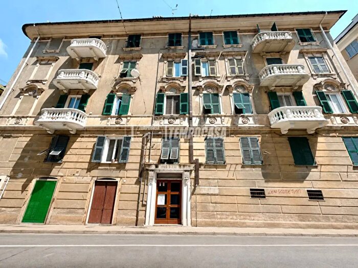 Appartamento quadrilocale in vendita in Via Ettore Cadenaccio, Genova