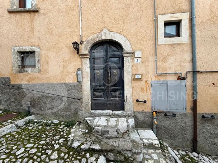 Appartamento bilocale in vendita in Via Tre Archi, Rocca Di Mezzo