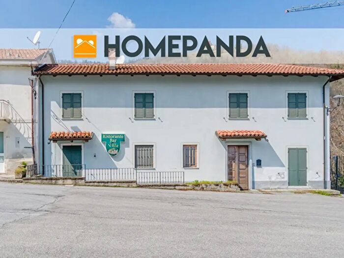 Casa con 8 locali in vendita in Via Piave, Camerana