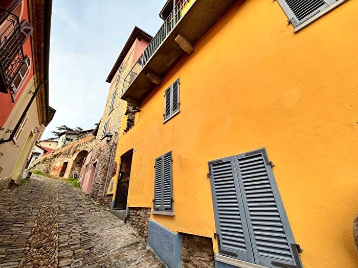 Appartamento con 5 locali in affitto in Via Villanuova, Canelli