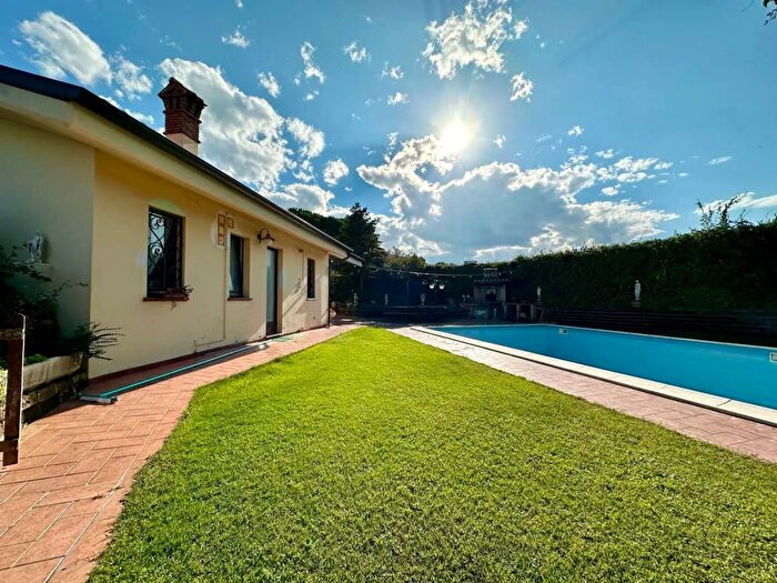 Casa con 9 locali in vendita in Indirizzo Via del Mare, Pomezia