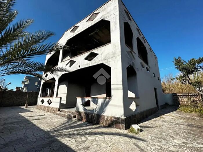 Casa con 6 locali in vendita in Viale Vega, Castel Volturno
