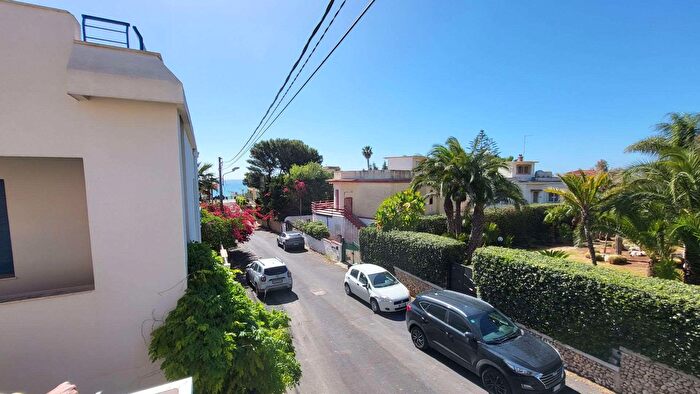 Casa con 10 locali in vendita in Noto