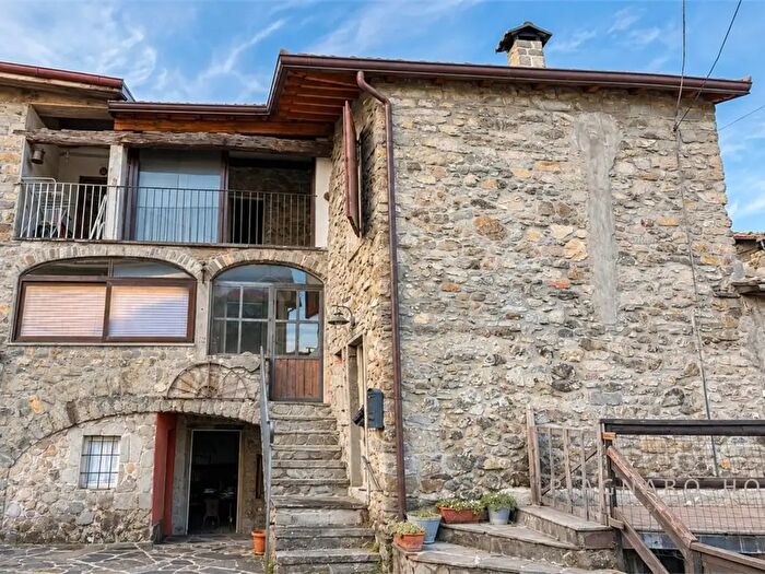 Casa con 7 locali in vendita in Via Patigno, Zeri