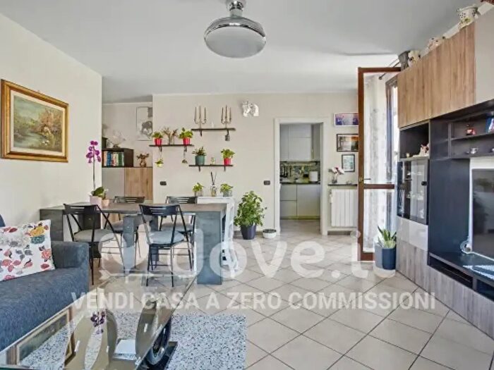 Appartamento trilocale in vendita in Via Alfio Paolo Graziani, Gavirate