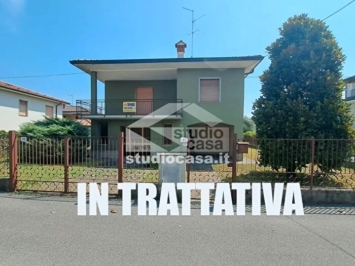 Casa trilocale in vendita in Via Spiga, Caravaggio