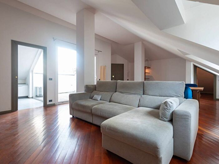 Appartamento trilocale in affitto in Via della Moscova, Porta Nuova, Milano