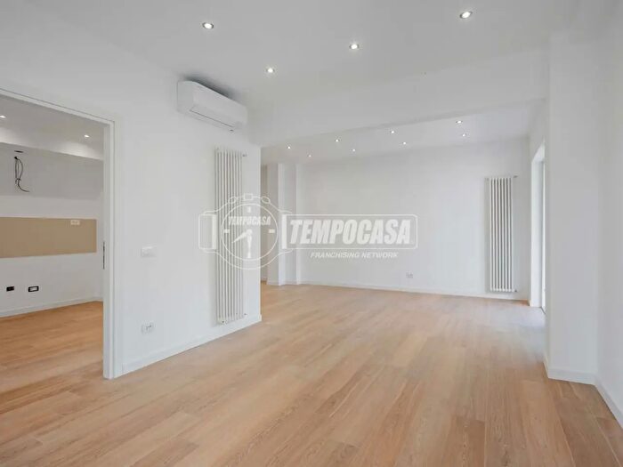 Appartamento trilocale in affitto in Viale Pasteur, Roma