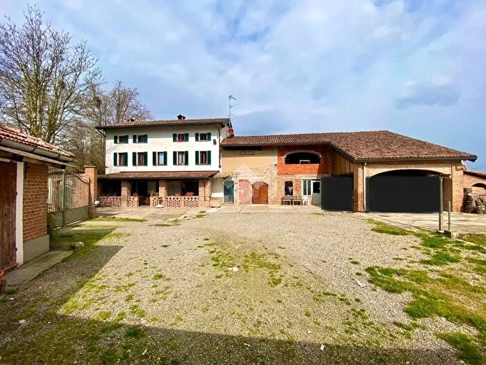 Casa con 6 locali in vendita in Via Tortona, Sale