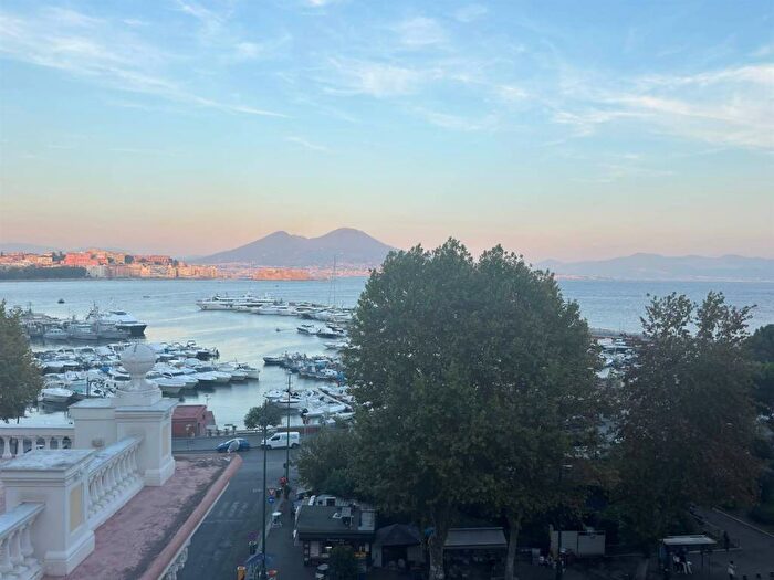 Appartamento trilocale in affitto in VIA MERGELLINA, Mergellina Piedigrotta, Napoli