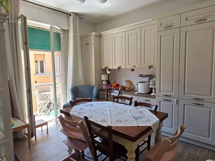 Appartamento trilocale in vendita in Via San Donato, Bologna