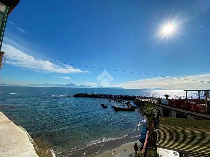 Appartamento con 11 locali in vendita in Discesa Marechiaro, Napoli