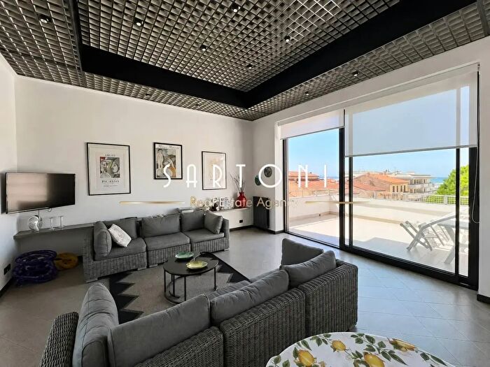 Appartamento quadrilocale in vendita in Via Roma, Viareggio