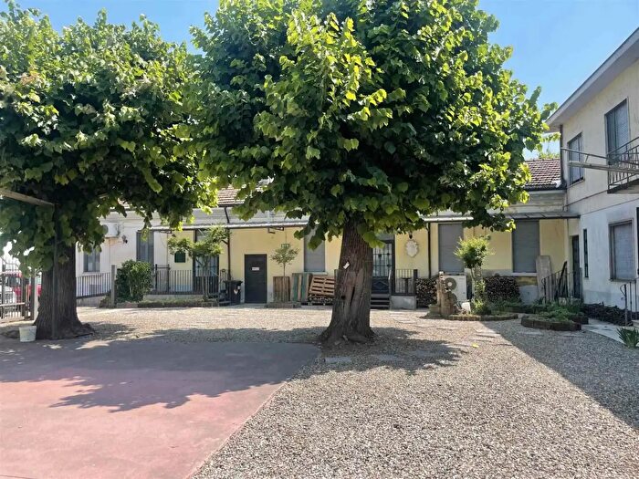 Casa con 9 locali in vendita in Vigevano