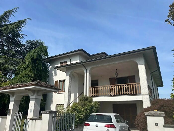 Casa con 8 locali in vendita in Pontenure