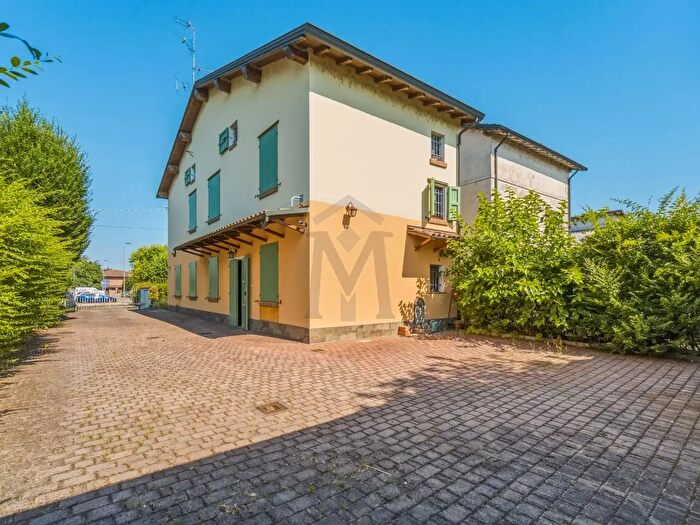 Casa con 9 locali in vendita in Bagnolo In Piano