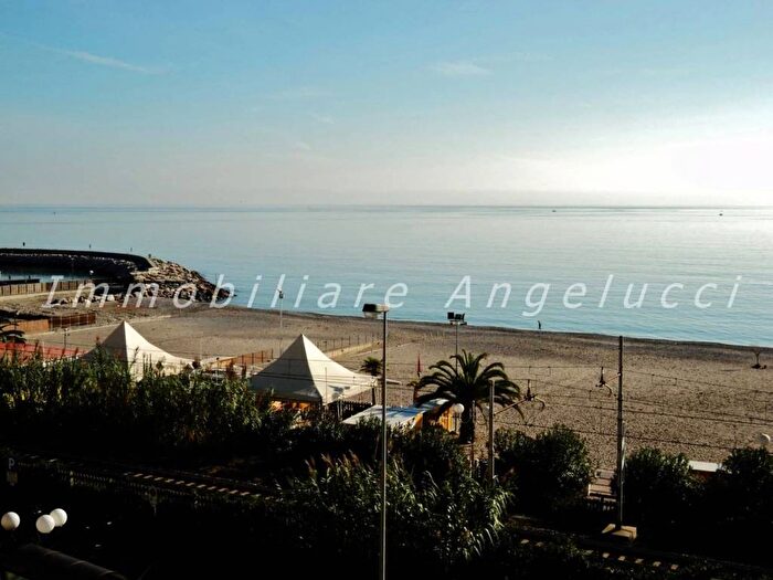 Appartamento trilocale in affitto in Corso Europa, Borghetto Santo Spirito