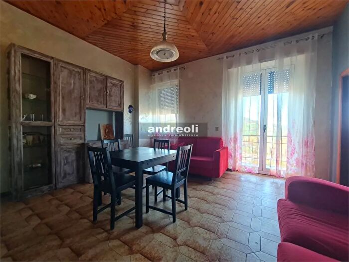 Appartamento con 8 locali in vendita in Serra San Quirico