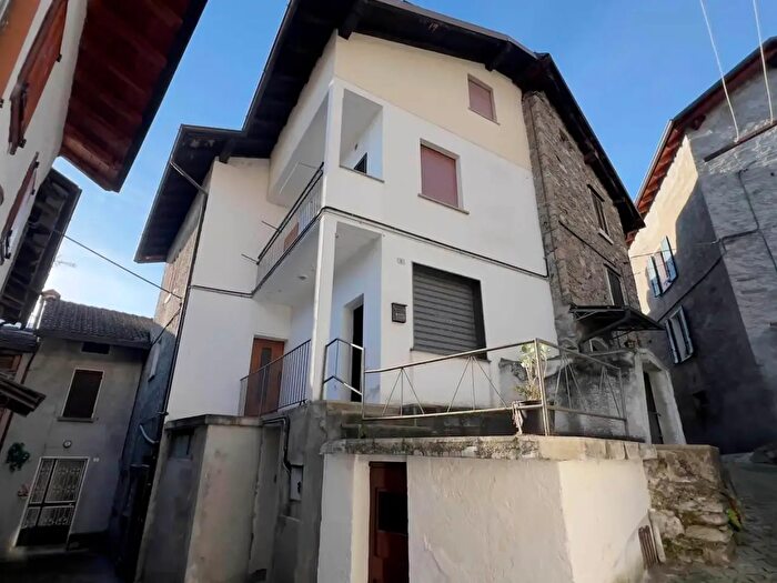 Casa con 10 locali in vendita in Giuseppe Mazzini, Buglio In Monte