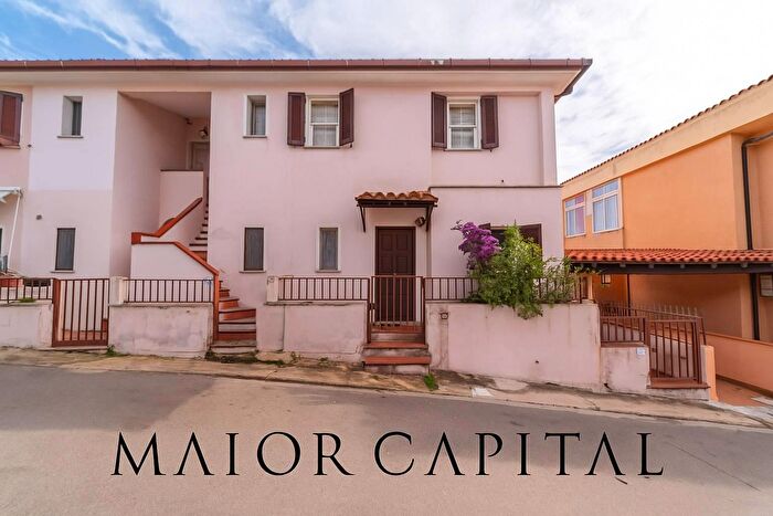 Casa con 9 locali in vendita in Via Satta, Golfo Aranci