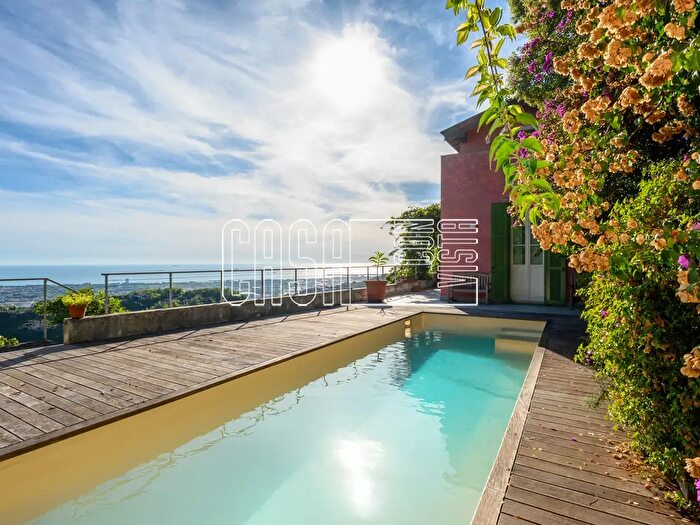 Casa con 7 locali in vendita in Via dellUva, Massa