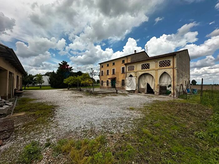 Casa con 8 locali in vendita in Piubega