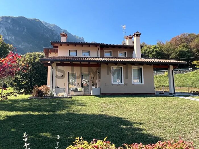 Casa quadrilocale in vendita in Via Castello, Velo D'Astico