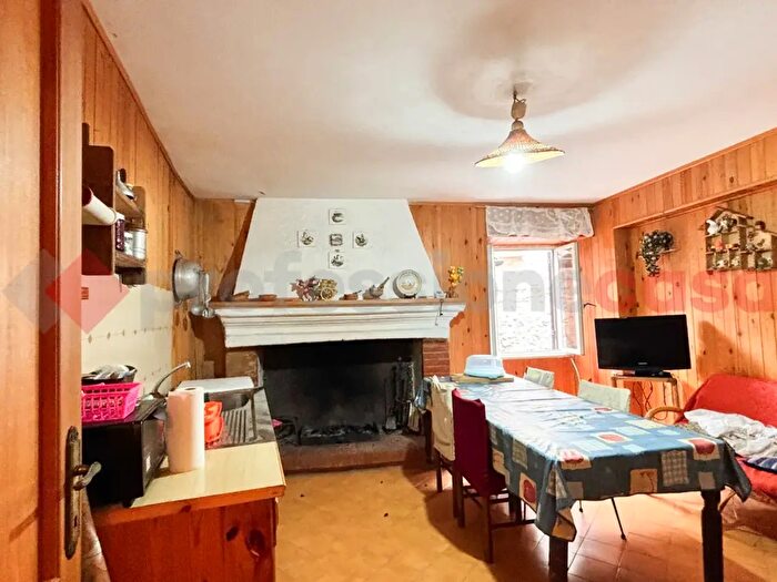 Appartamento quadrilocale in vendita in Via Vittorio Emanuele, Vico Nel Lazio