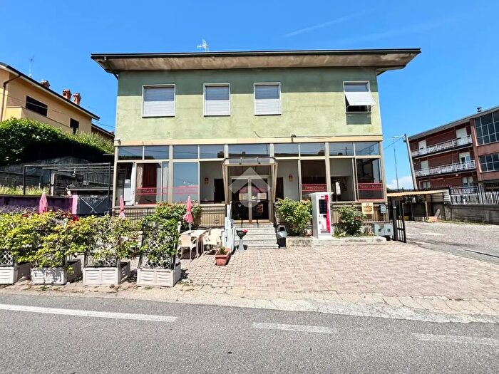 Casa trilocale in vendita in Via Giuseppe Garibaldi, Casnate Con Bernate