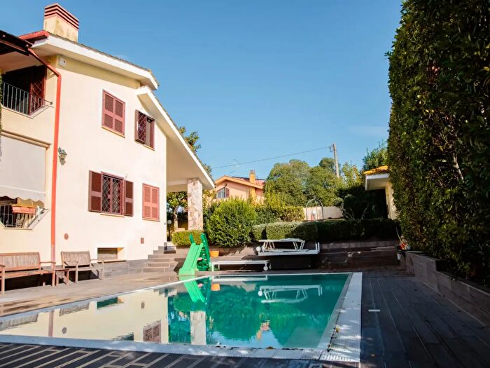 Casa con 6 locali in vendita in Via Olbia, Ardea