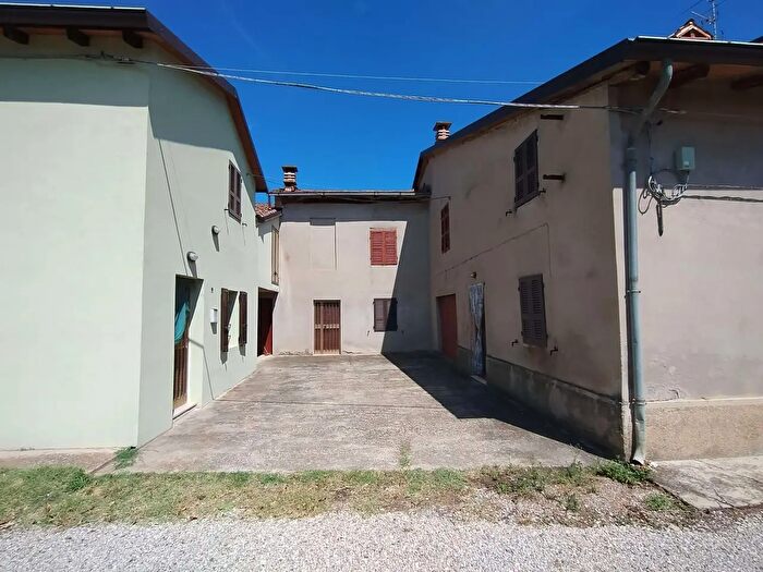 Casa con 5 locali in vendita in CastellArquato