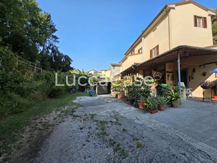 Casa con 8 locali in vendita in Massarosa
