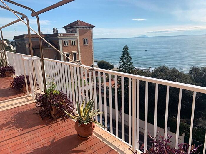 Appartamento con 5 locali in affitto in Viale Mencacci, Centro Storico, Anzio