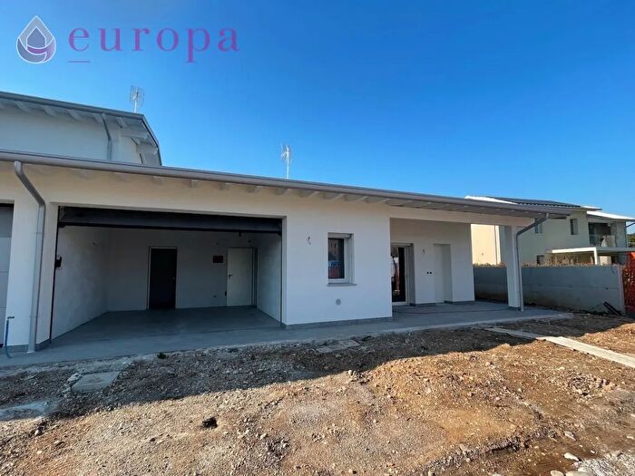 Casa con 5 locali in vendita in Via del Poz, Pordenone