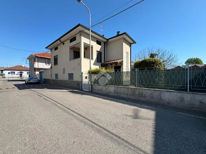 Casa trilocale in vendita in Via G Carducci, Cameri