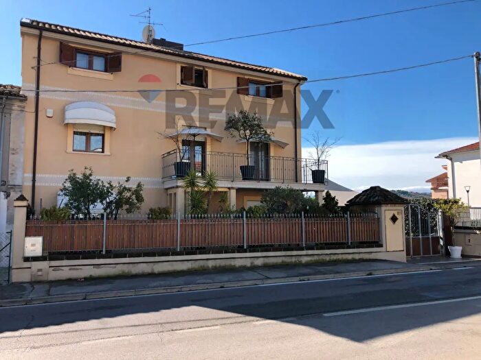 Casa con 6 locali in vendita in Via Fonte Romana, Pescara