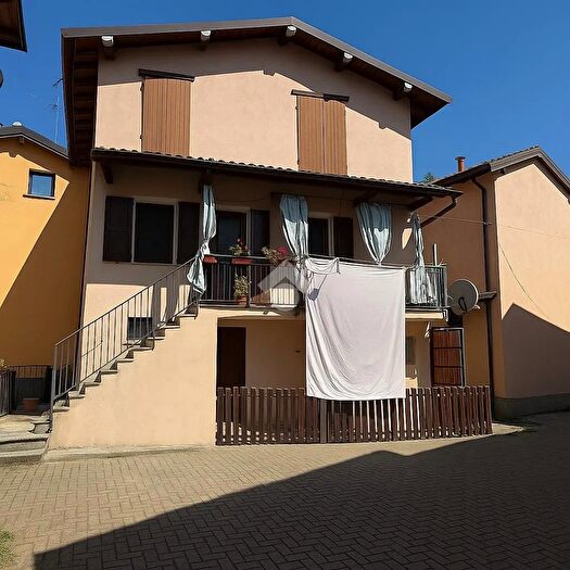 Casa trilocale in vendita in Via Riccardo Brambilla, Calco