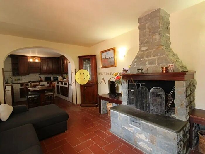 Casa con 7 locali in vendita in Reggello