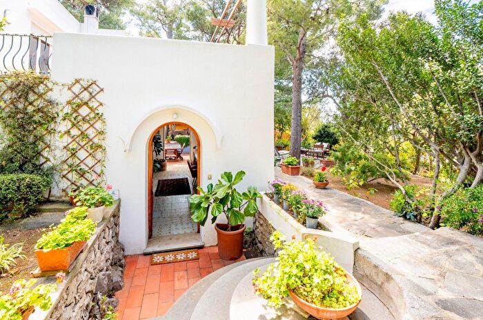 Casa con 5 locali in vendita in Traversa Tuoro, Anacapri