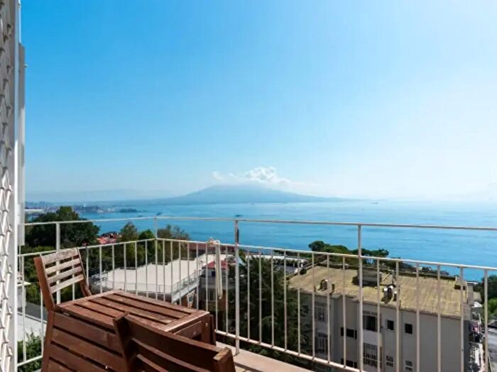 Appartamento con 5 locali in vendita in Via Francesco Petrarca, Napoli