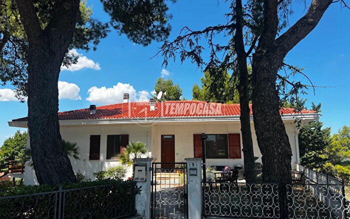 Appartamento con 6 locali in vendita in Via Lesti, Agugliano